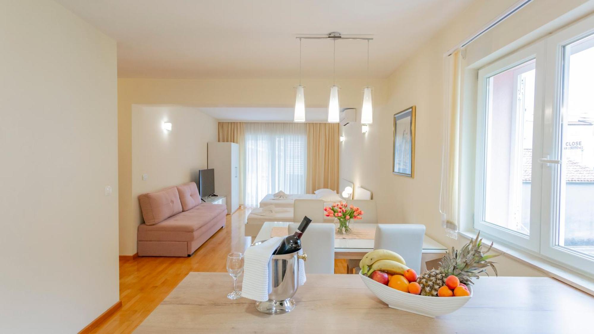 Baska Voda Apartments - Steps From The Beach, Free Parking, Central Location Екстериор снимка