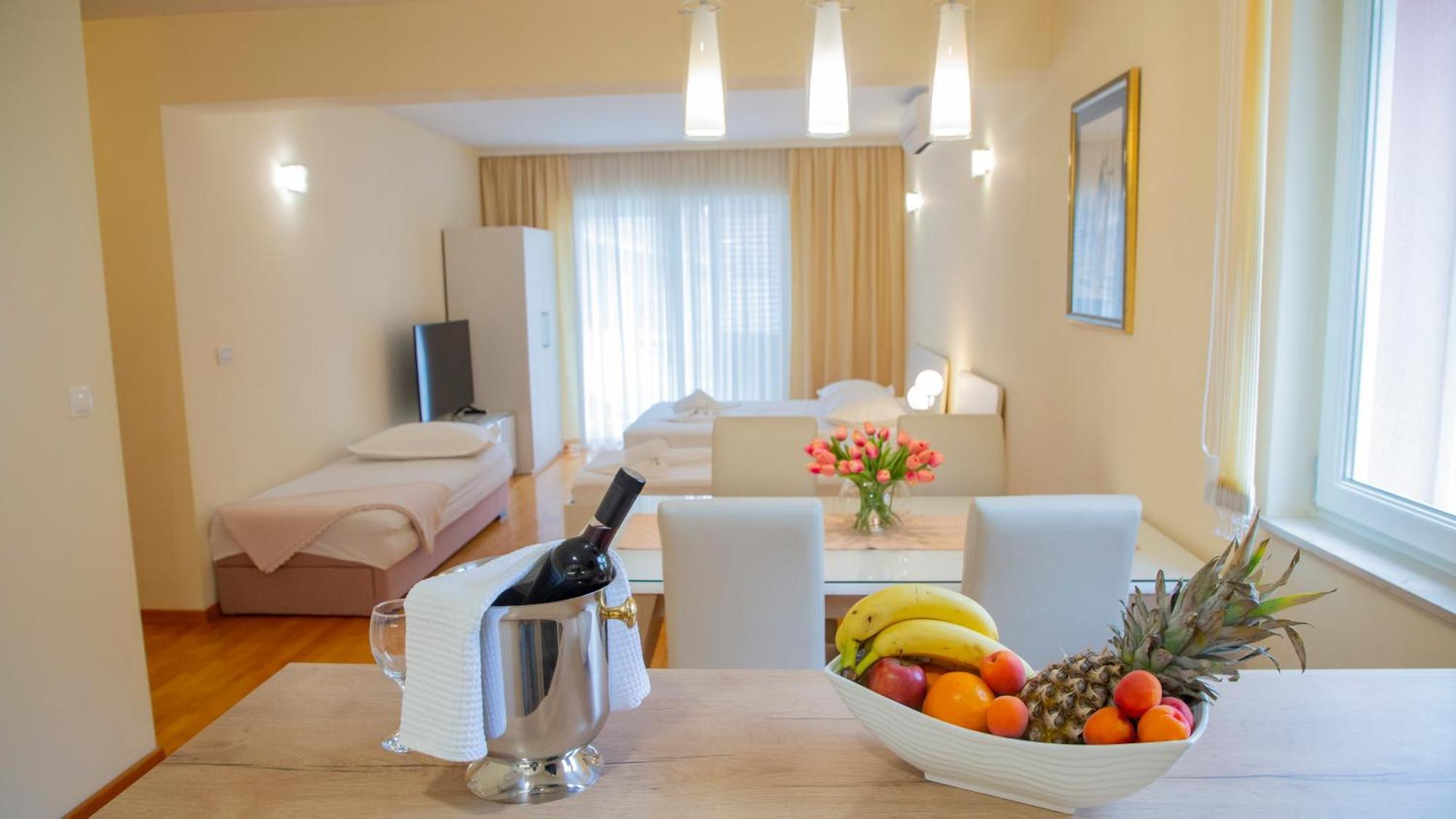 Baska Voda Apartments - Steps From The Beach, Free Parking, Central Location Екстериор снимка