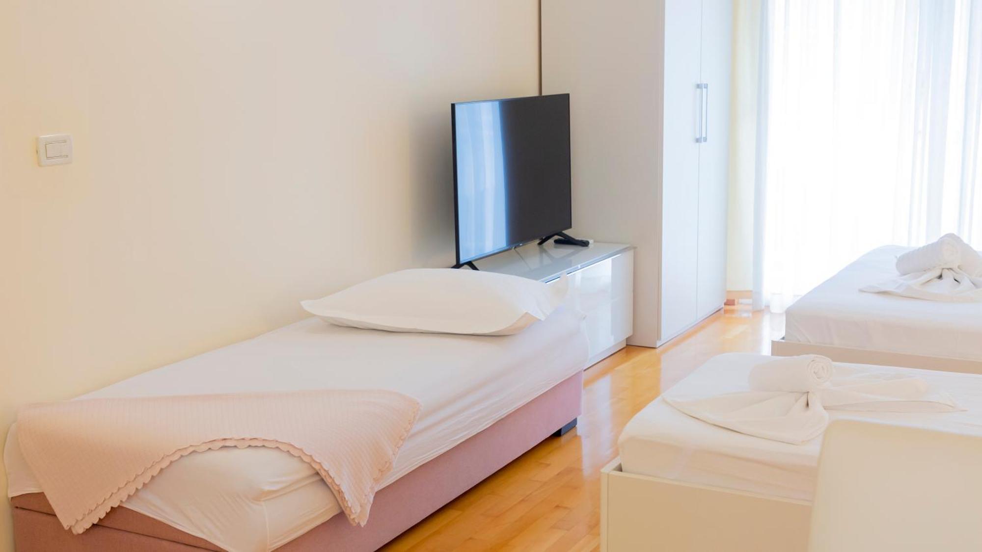 Baska Voda Apartments - Steps From The Beach, Free Parking, Central Location Екстериор снимка
