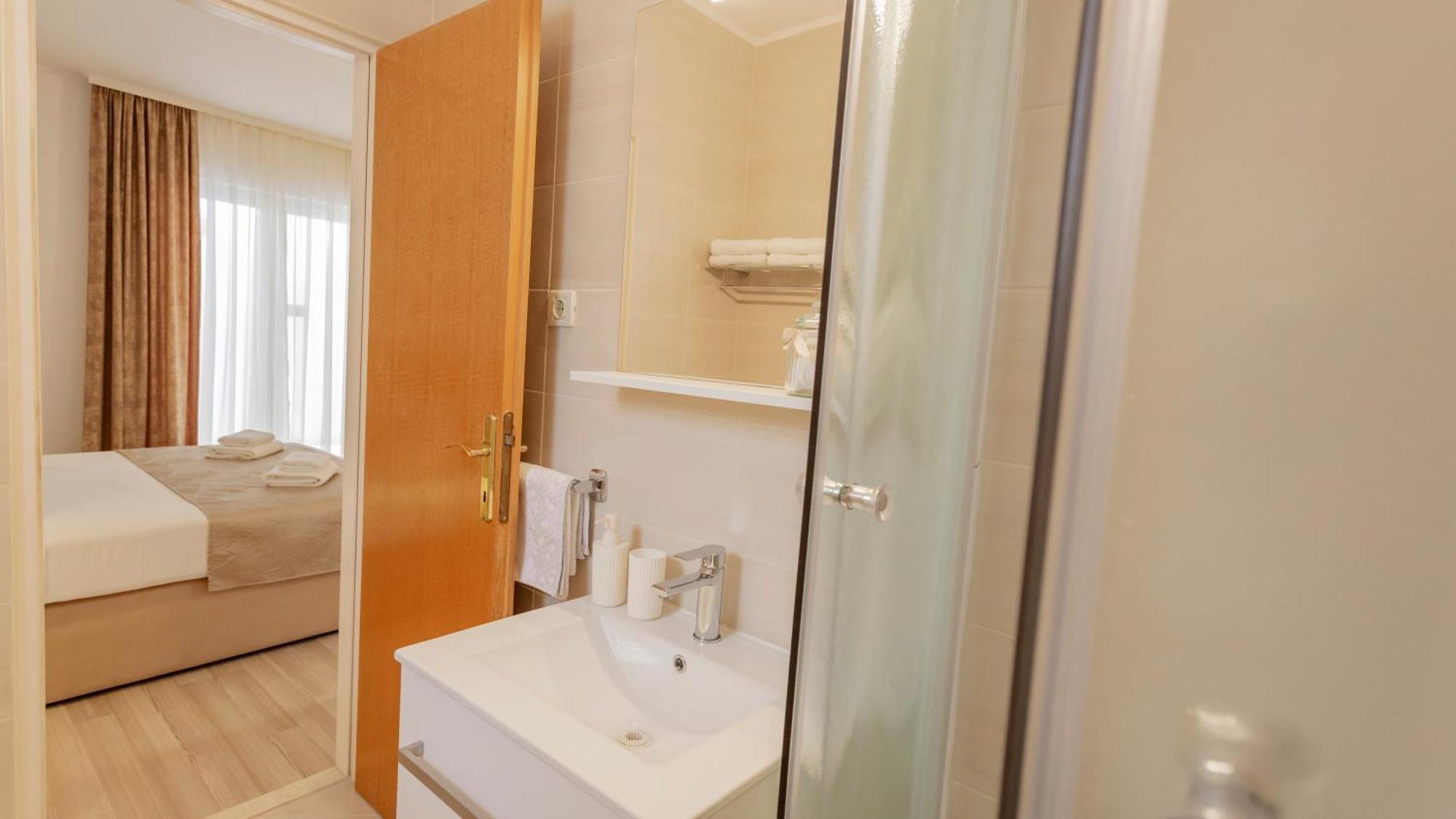 Baska Voda Apartments - Steps From The Beach, Free Parking, Central Location Екстериор снимка