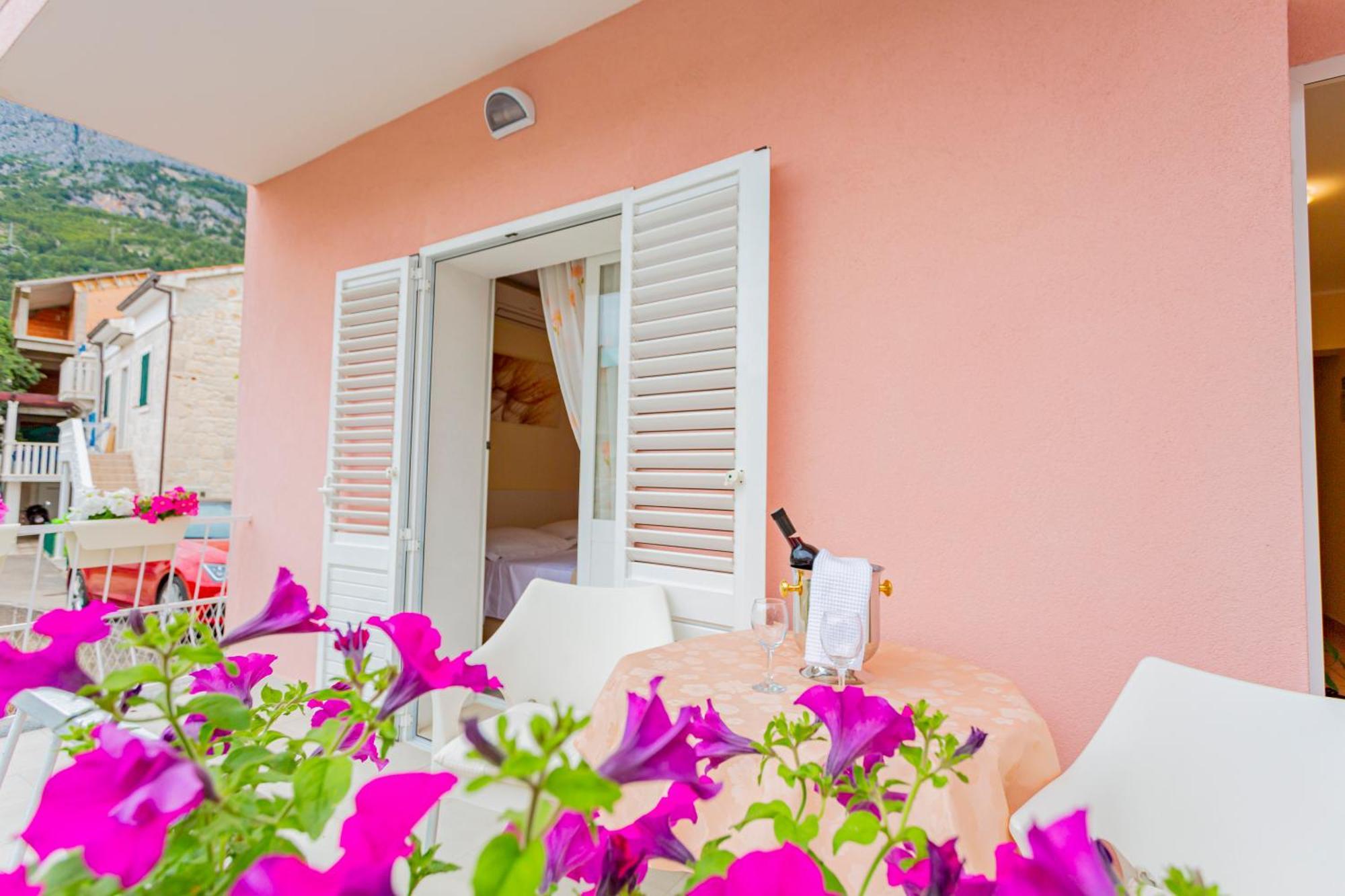 Baska Voda Apartments - Steps From The Beach, Free Parking, Central Location Екстериор снимка